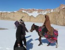 مردم در سرمای زمستان، از روی دریای یخ زده بندامیر پیاده و یا با مرکب عبور می کنند