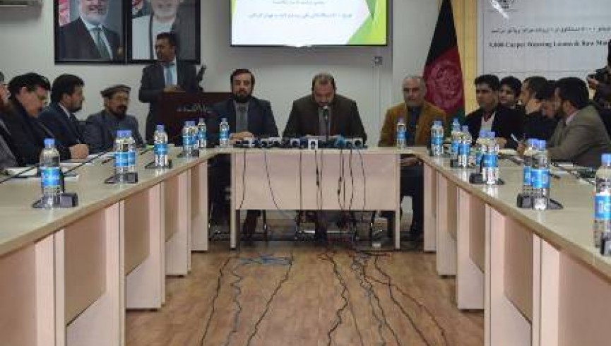 وزارت انکشاف دهات پنج هزار دستگاه قالین بافی به عودت کنندگان توزیع می‌کند