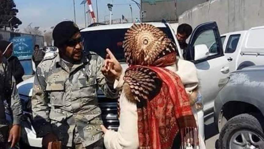 واکنش‌ها به لت و کوب یک پولیس توسط یک نماینده زن مجلس؛ وزارت داخله خواستار محاکمه او شد