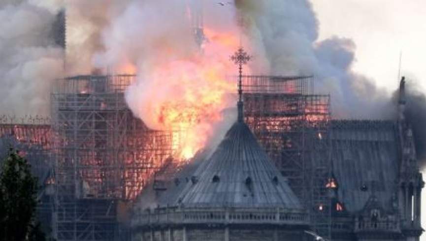 کلیسای قدیمی نوتردام پاریس در آتش سوخت