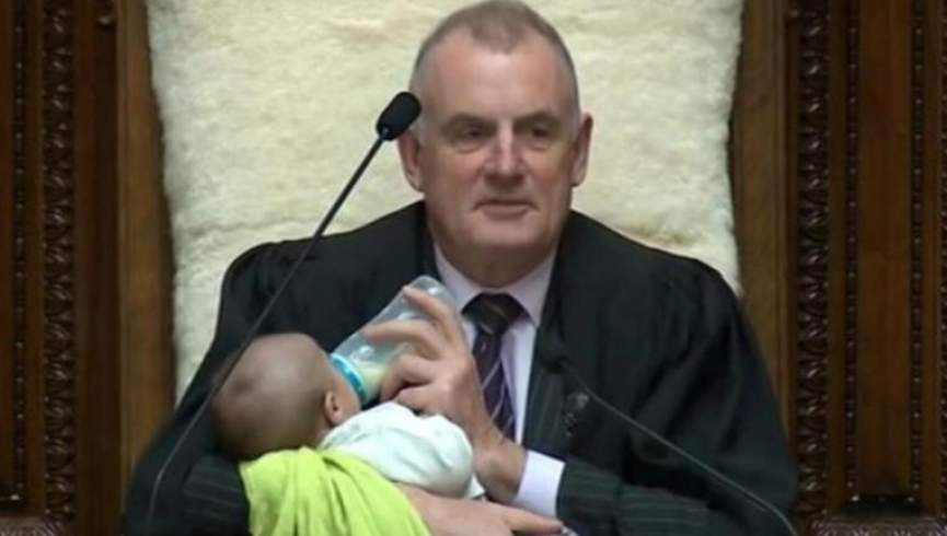 پای یک طفل شیرخوار به مجلس نیوزیلند باز شد