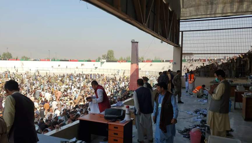 تجمع چند هزار نفری برای گرفتن ویزای پاکستان در ننگرهار؛ 11 زن کهن‌سال جان باختند