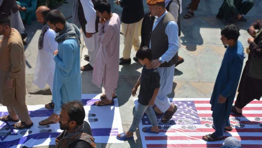 جمعی از نمازگزاران شهر کابل بیرق امریکا و اسراییل را لگد مال کردند