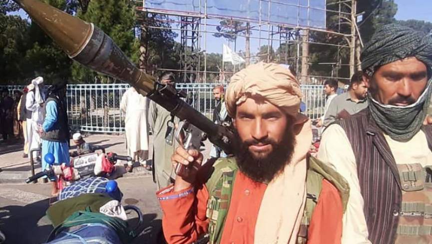 طالبان مسلح وارد شهر جلال‌آباد شدند