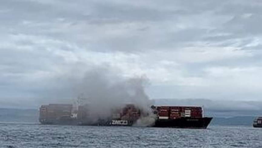 یک کشتی باری در سواحل کانادا دچار حریق شد