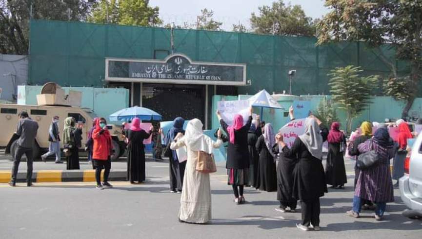 تجمع زنان کابلی در حمایت از اعتراضات ایران با شلیک هوایی پراگنده شد