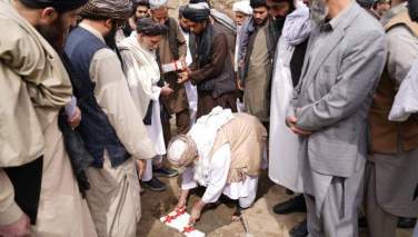 رییس الوزرای گروه طالبان سنگ تهداب یک مسجد را در ارگ گذاشت