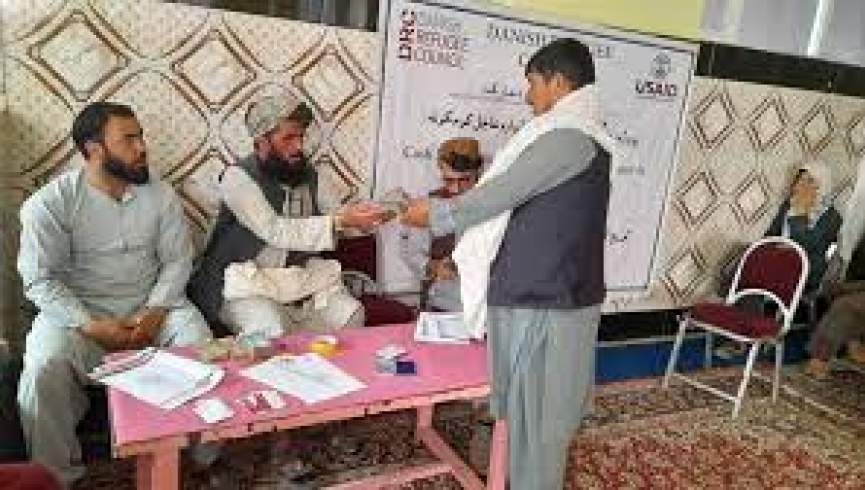 هلال احمر افغانستان به 700 خانواده در غزنی پول نقد توزیع کرد
