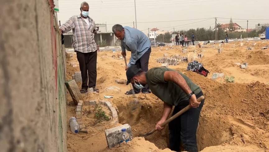 اجساد 50 فلسطینی در یک گور دسته جمعی در خانیونس کشف شد