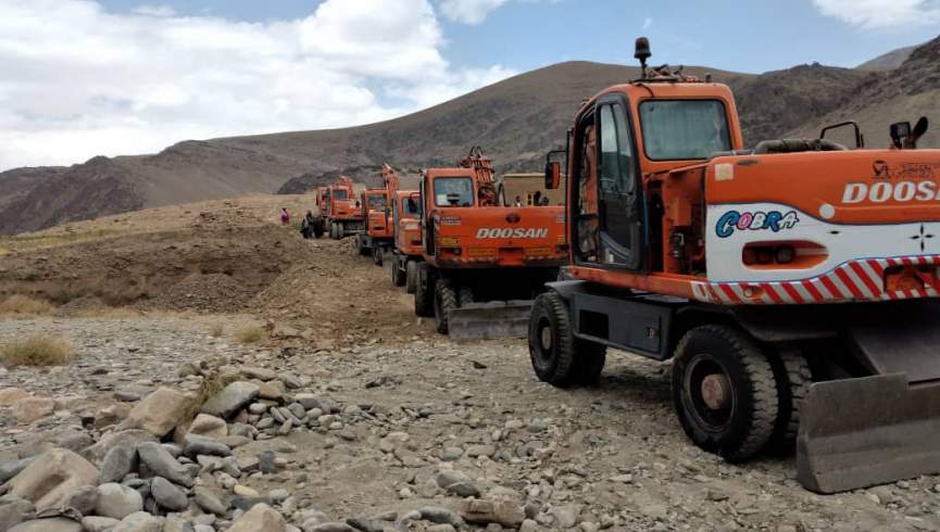 طالبان کار ترمیم و احداث 14 کیلومتر سرک دایکندی-ارزگان را آغاز کردند