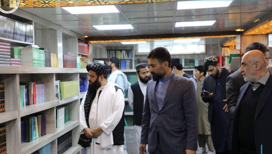 معین فرهنگ و هنر طالبان از کتابخانه رایزن فرهنگی ایران بازدید کرد