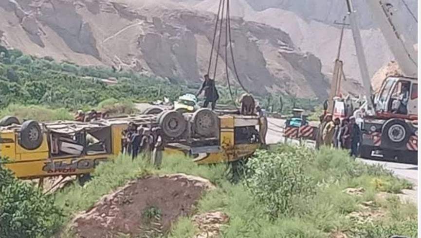سه کشته و ۳۳ زخمی در پی واژگونی یک موتر مسافربری در سمنگان