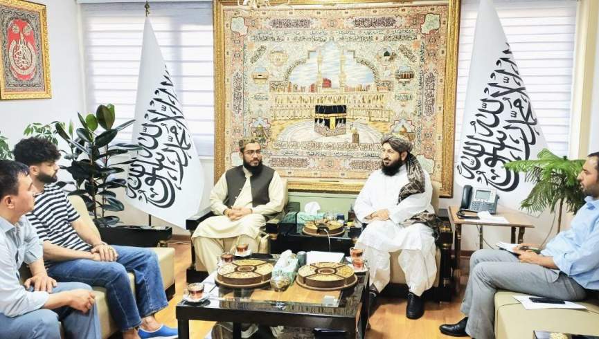 سرپرست سفارت طالبان در تهران با خانواده‌ قربانی افغان ابراز همدردی کرد