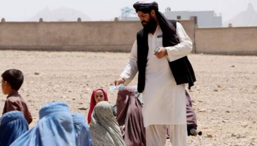 فیروزکوه کې له ۱۰۰ زیاتو سوالګرو کورنیو ته خوراکي توکي و وېشل شول